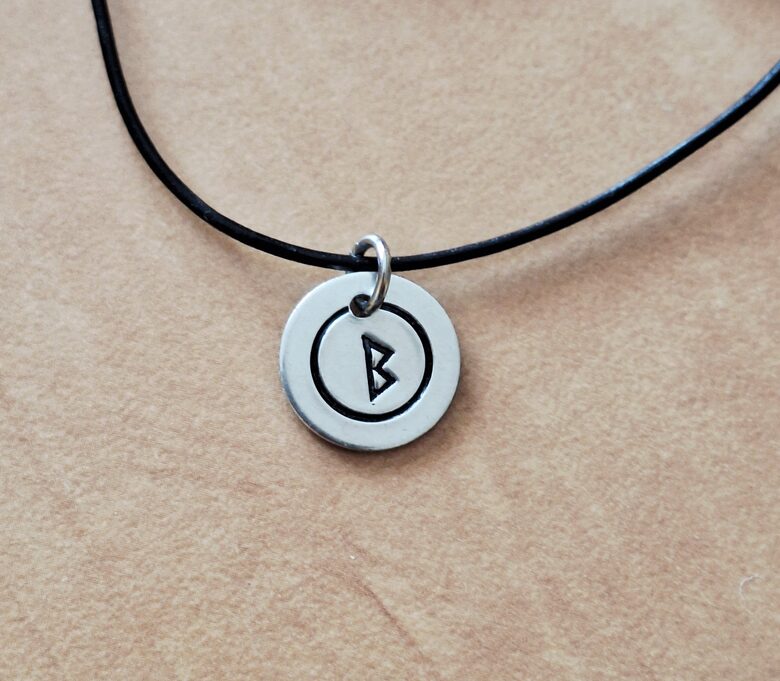 Kulons “BERKANO” – izaugsmes un jaunu sākumu amulets – 12mm – RUNE-18