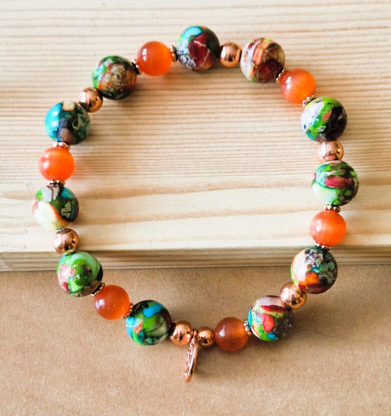 Sarkanzaļā regalīta - kaķa acs rokassprādze ar koku – 17,5cm – APR09