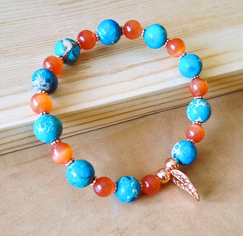 Gaiši zilā regalīta - kaķa acs rokassprādze ar lapu – 18cm – APR10