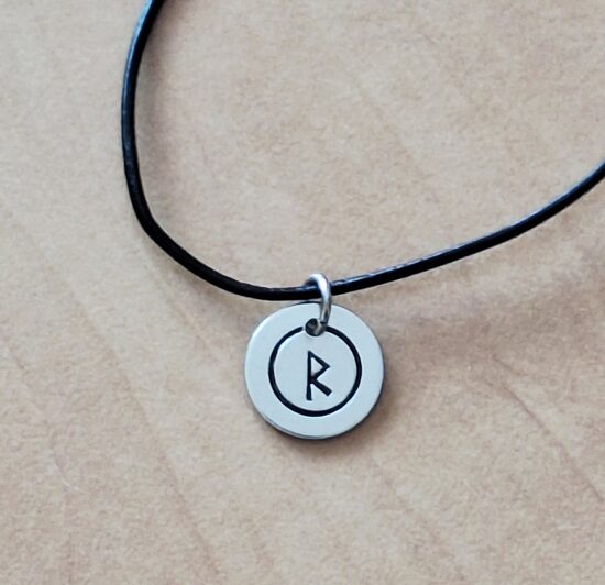 Kulons “RAIDHO” – ceļojuma amulets – 12mm – RUNE-05
